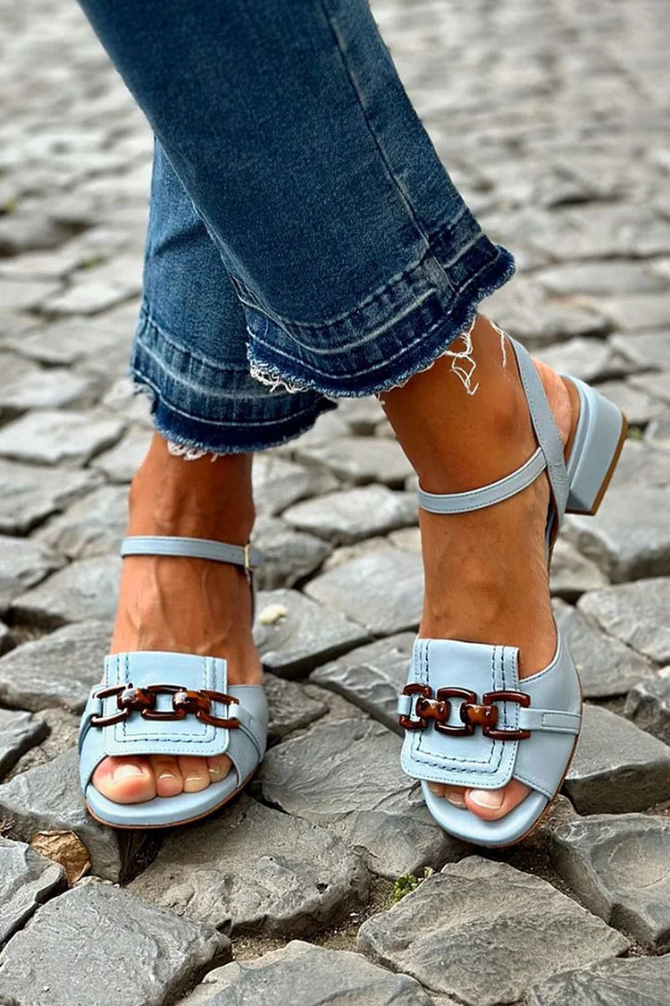 Lupita | Sandalias Azules con Detalle de Cadena y Tacón Bajo