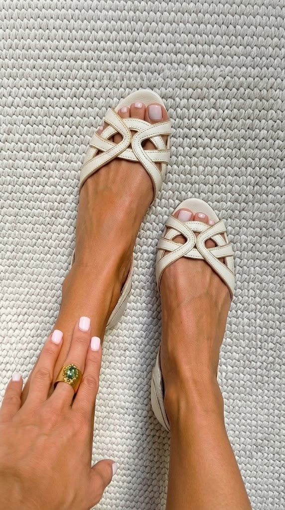 Abigail | Sandalias Planas Color Crema de Punta Abierta