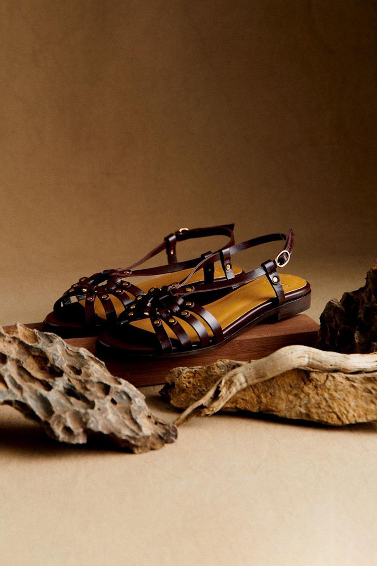Dayana | Sandalias Planas con Tachuelas y Calados