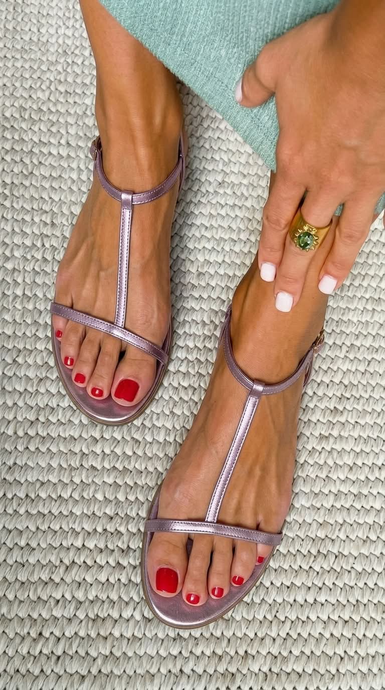 Alicia | Sandalias Planas Metálicas con Tira en T