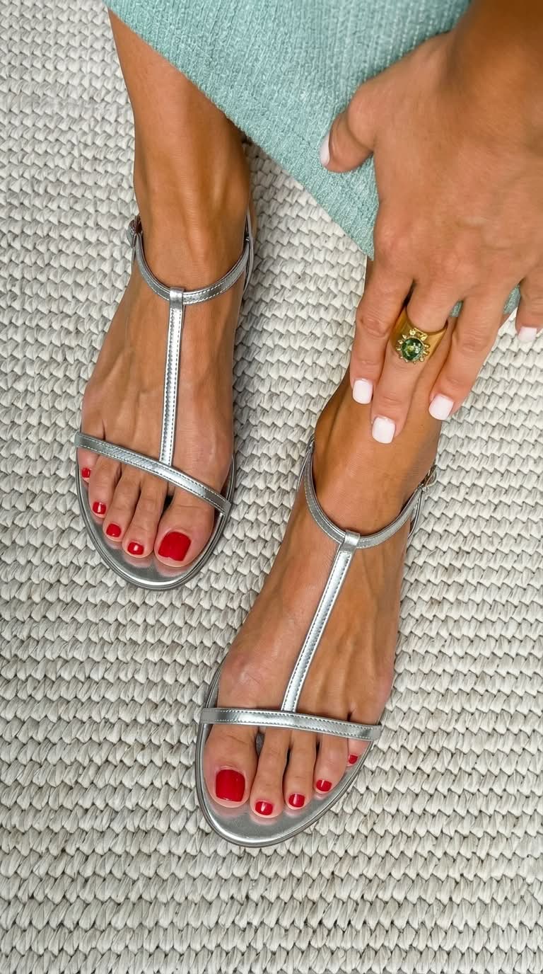 Alicia | Sandalias Planas Metálicas con Tira en T