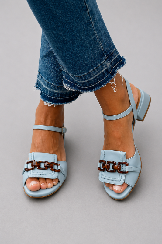 Lupita | Sandalias Azules con Detalle de Cadena y Tacón Bajo