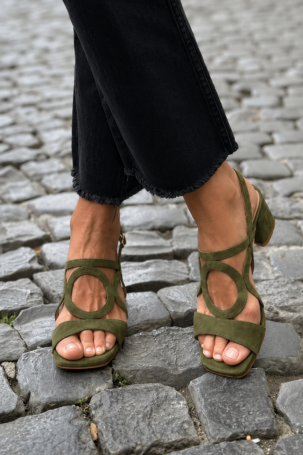Yaretzi | Sandalias de Punta Cuadrada con Calado Circular