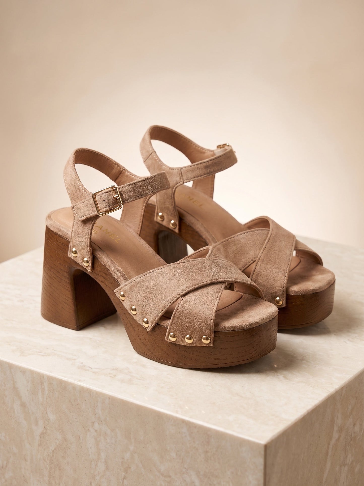 Sandalias Gaia | Color topo, tiras cruzadas y tachuelas doradas