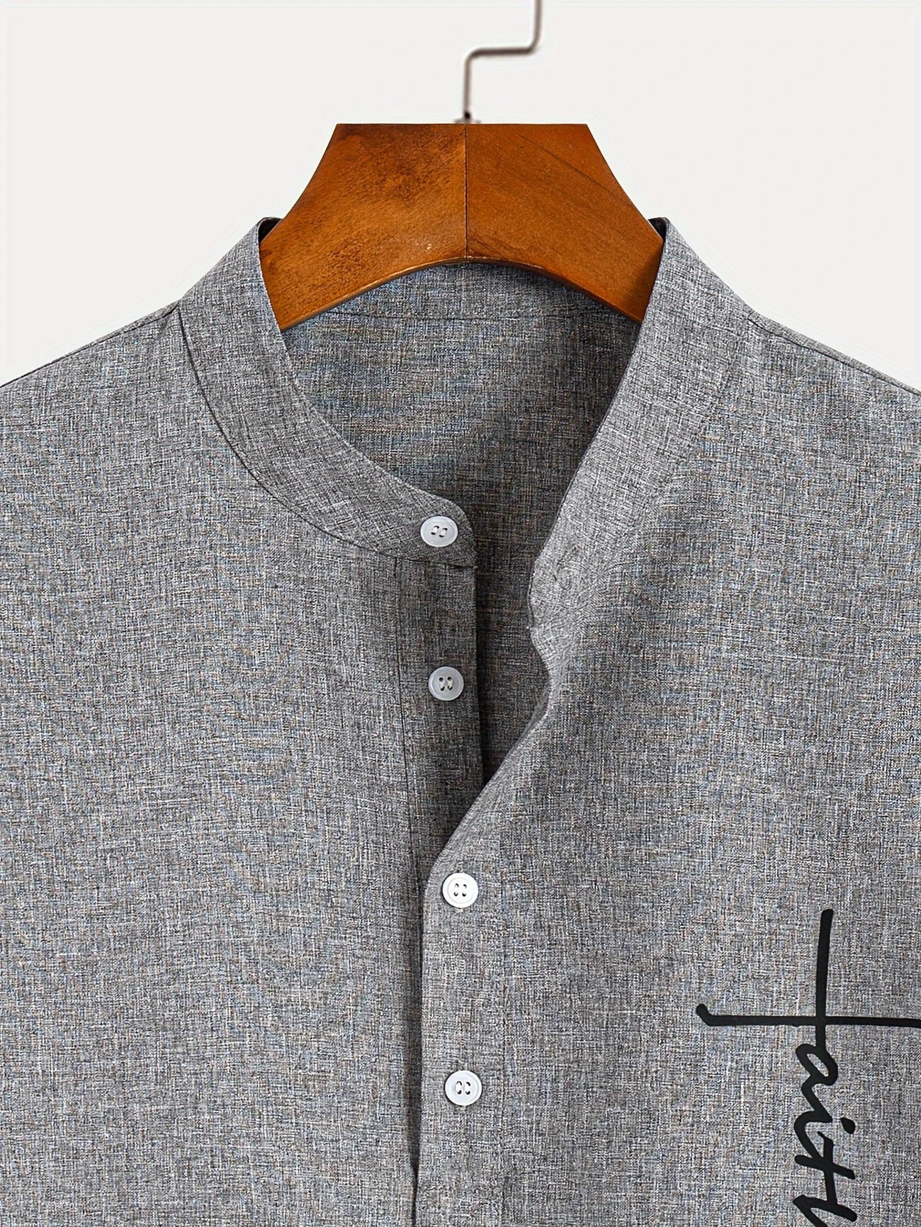 Camisa elegante de manga corta y cuello alto